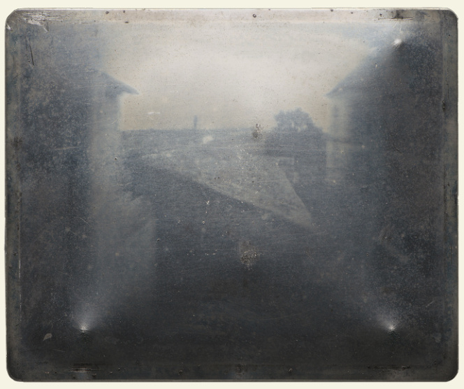 Joseph Nicéphore Niépce, « Point de vue du Gras », 1826 (inversé)